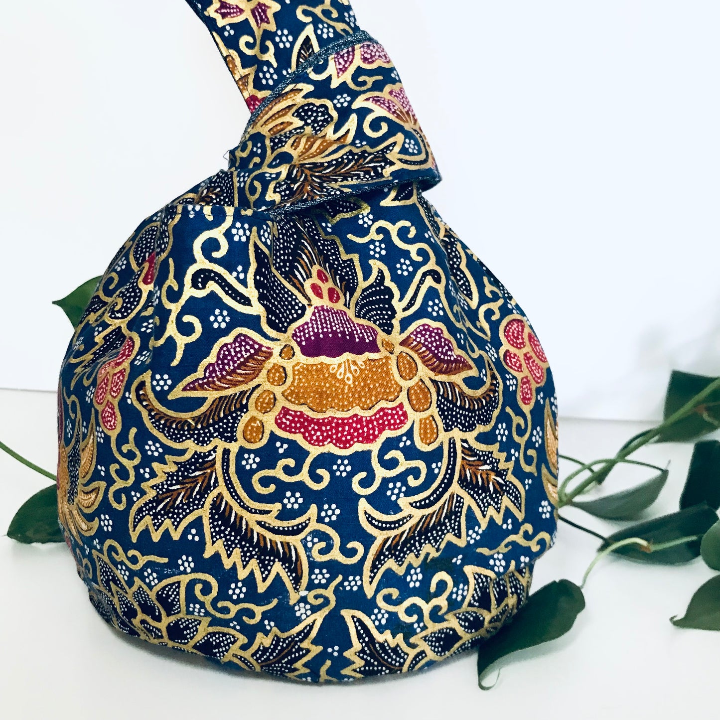 Reversible Japanese Knot Bag – Gold batik